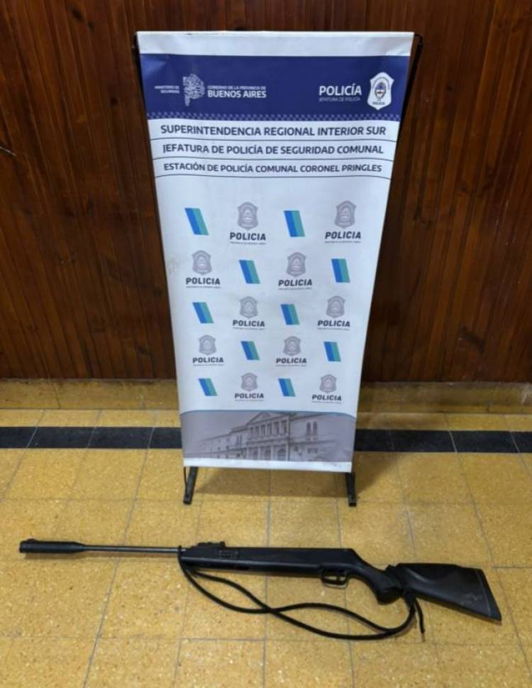 Policial: Aprehendidos por daños a una escuela y por atacar a la policía