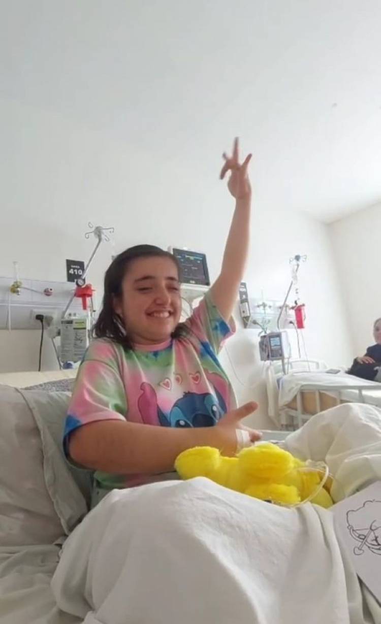 Máxima, desde el Hospital, en medio de su recuperación ensaya movimientos de Flamenco con sus manos