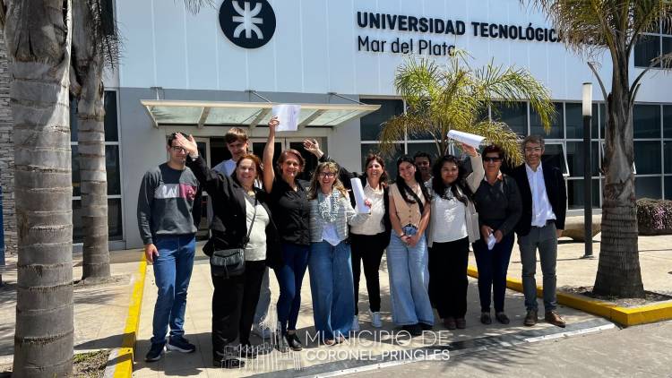 Felicitaciones para las nuevas Técnicas Universitarias en Producción Textil