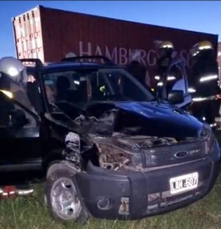 Accidente Ferroviario en Ruta 85 en paso a nivel a pocos km de Pringles, una Ford Escort chocó contra una formación