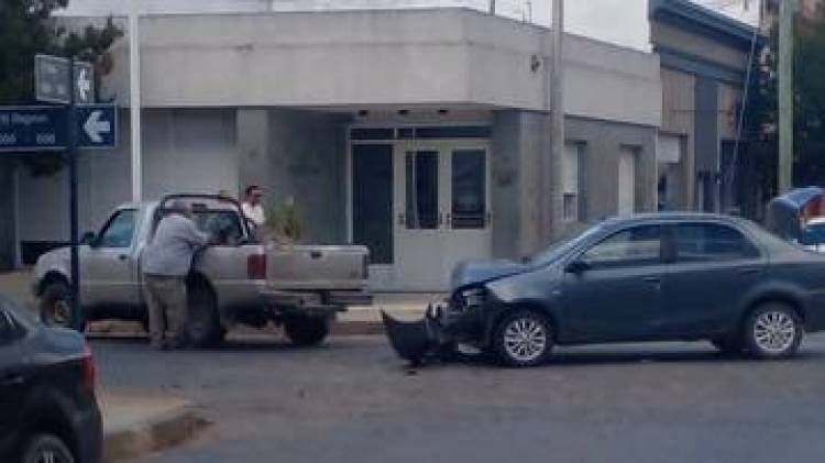 Dos nuevos choques en Coronel Pringles: un auto terminó volcado sobre la calle