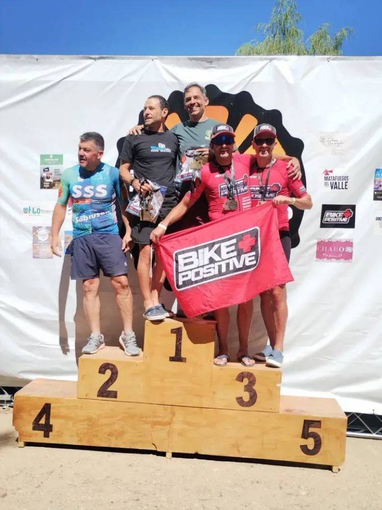 Ciclistas locales en el Rally del Viento