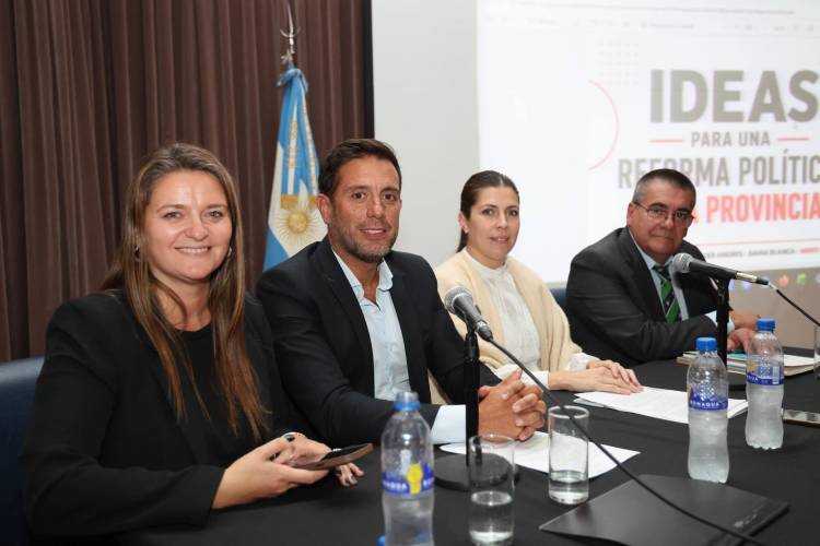 Encuentro de legisladores, intendentes y especialistas en Bahía Blanca: la sexta sección debatió sobre Reforma Electoral
