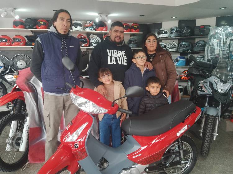 Divisorio hizo entrega de la Moto