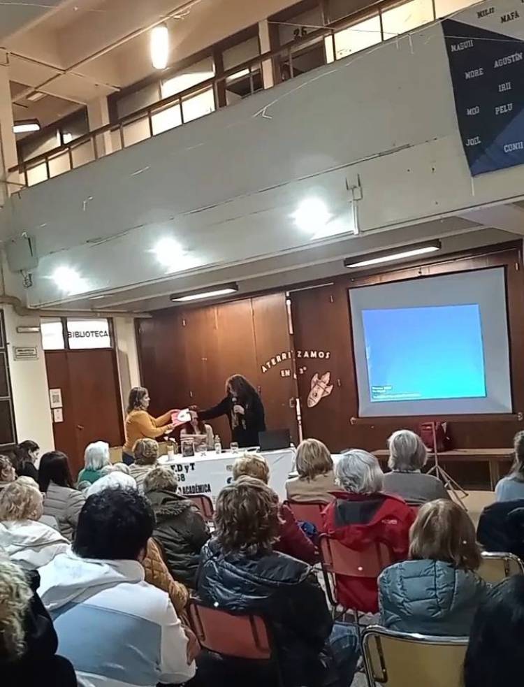 Cristina Bottini presentó su obra "Pioneros de Coronel Pringles"