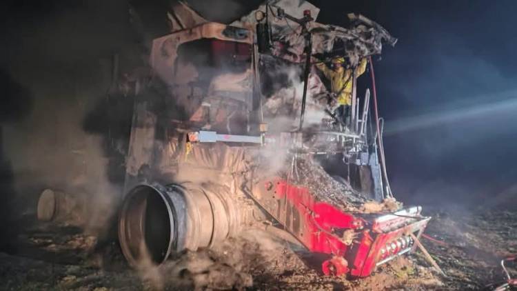 Una cosechadora sufrió daños totales tras un incendio en un campo de la región