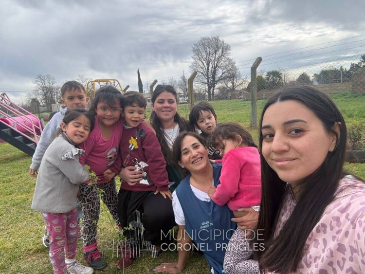Crecer junto a un árbol