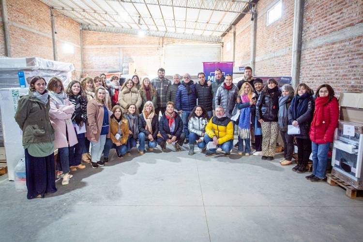 Entrega de equipamiento y utensilios de cocina a establecimientos educativos del distrito