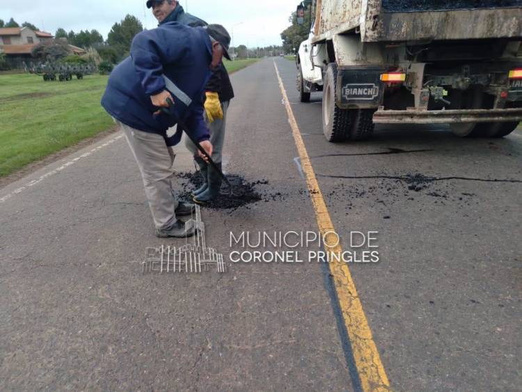 Trabajos de limpieza y bacheo en Indio Rico